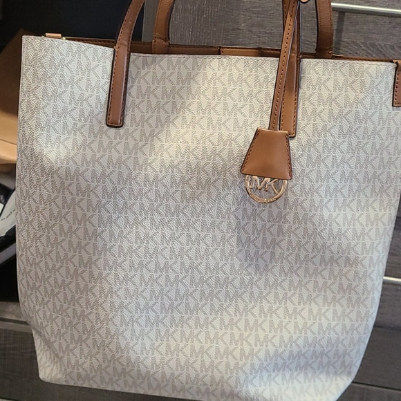 Michael Kors purse - Picture 4 of 4